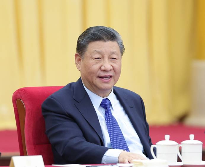 桌子前坐着穿西装的男人描述已自动生成 桌子前坐着穿西装的男人描述已自动生成